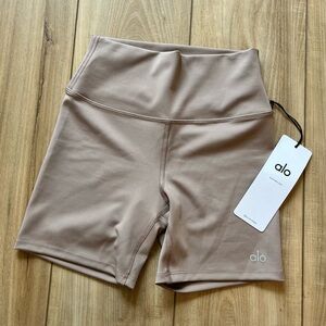 NWT! ALO Yoga Airlift Energy Biker Short